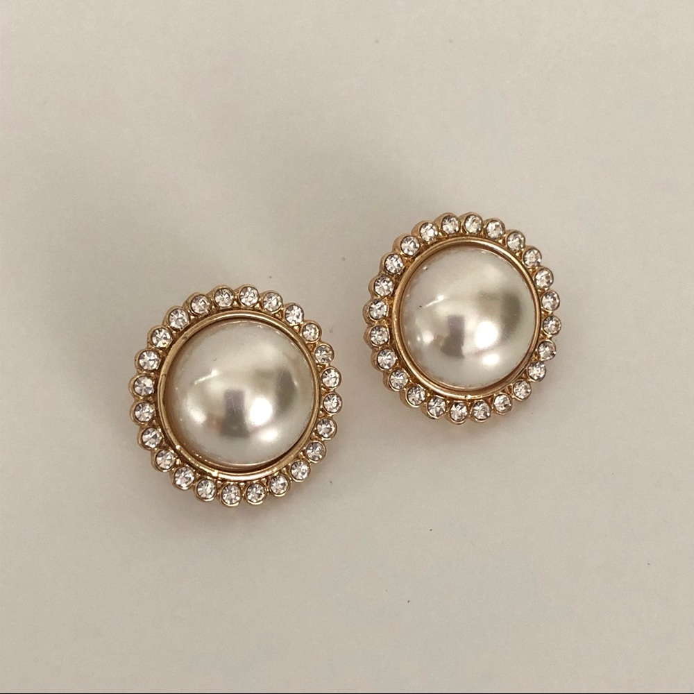 CHARLOTTE RUSSE Gold Pearl Stud Earrings